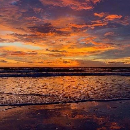 Private Room In A 2 Bedroom 1 Bathroom Shared With Host, On The Beach, Surrounded By Resorts, Only 2 People Max St. Pete Beach Ngoại thất bức ảnh